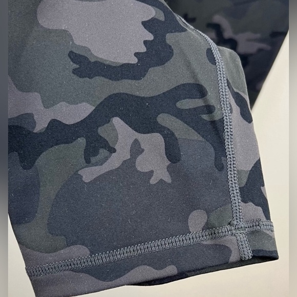 Zyia Active Camo Capri Leggings size 6-8 - Picture 5 of 5